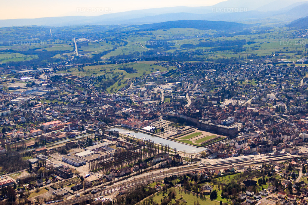 Vue aérienne: Vue de la ville à Saverne dans le département Bas Rhin, France – .Photo: IMG_38550.jpg prise le 20/03/2011 par Werner Riehm/FLY-FOTO.eu – Résolution de l'original: 4343 x 2895 px