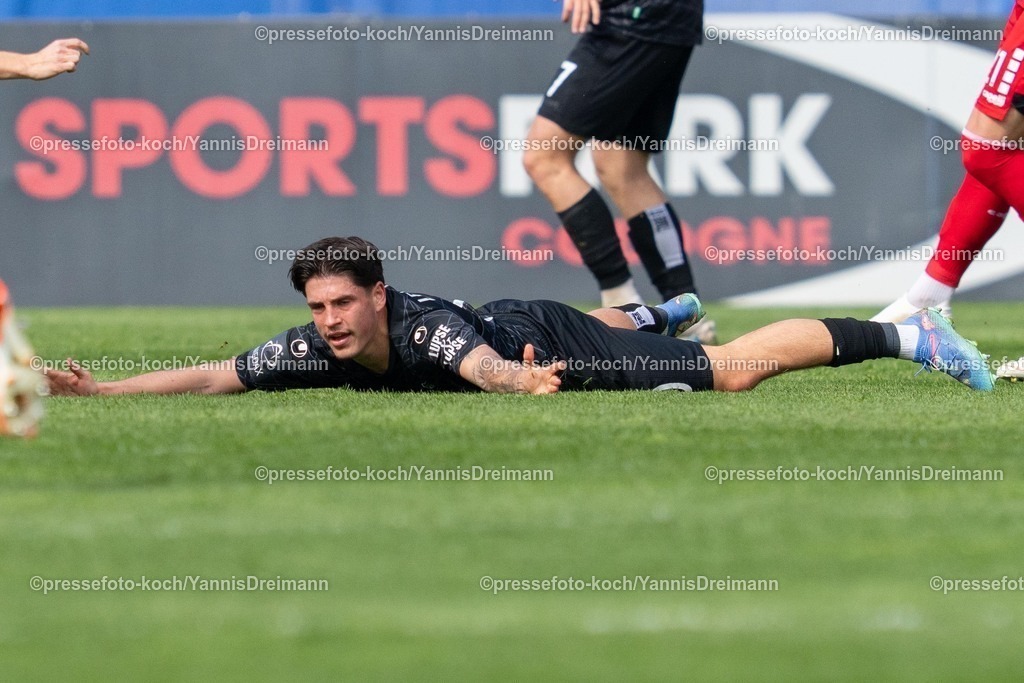 xydr05042501065 | 05.04.2025, xydrx, Fußball, Viktoria Köln - SpVgg Unterhaching , 3.Liga, Sportpark Höhenberg, Saison 2024 2025: Alexander Leuthard (SpVgg Unterhaching #20) beschwert sich auf dem Boden liegend DFB regulations prohibit any use of photographs as image sequences and or quasi-video.
