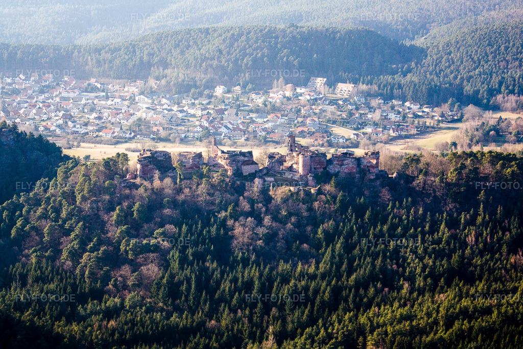 Luftbild: Ruine und Mauerreste der ehemaligen Burgen Tannstein, Grafendahn und Altdahn in Dahn im Bundesland Rheinland-Pfalz in Deutschland. Foto: IMG_17466.jpg vom 21.03.2009 durch Werner Riehm/FLY-FOTO.de