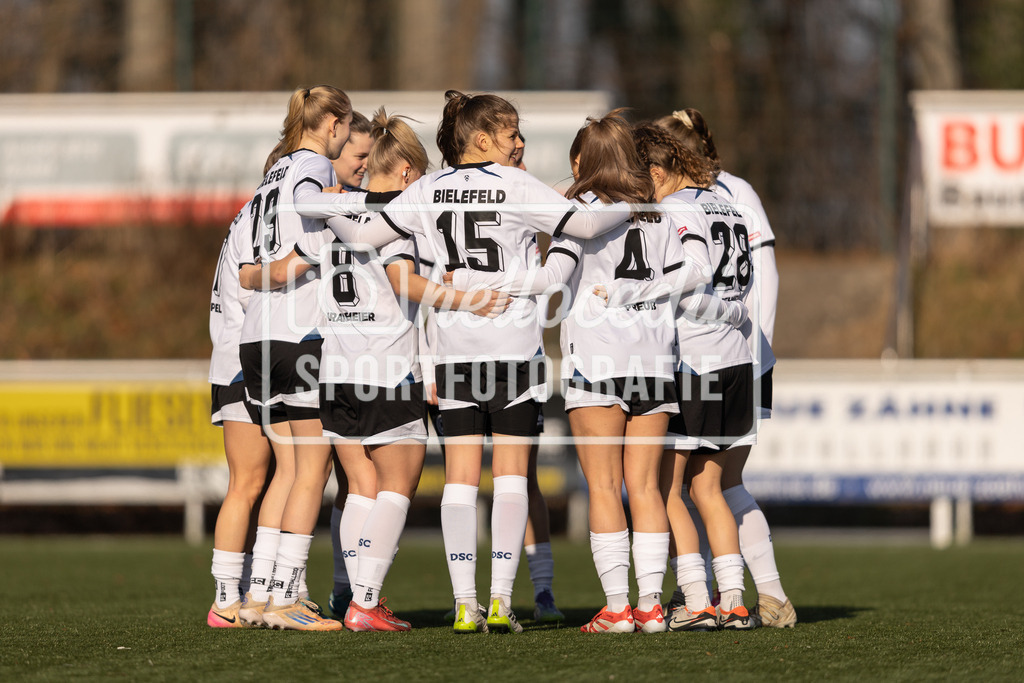 Fußball I Frauen I Saison 2025-2026 I Testspiel I BW Hollage - DSC Arminia Bielefeld I 15.02.2026-001 | Marie Bärenwaldt (29, DSC Arminia Bielefeld) Fabienne-Chiara Brakemeier (8, DSC Arminia Bielefeld) Lea Bultmann (15, DSC Arminia Bielefeld) Celine Preuß (4, DSC Arminia Bielefeld) Hannah Wehmeyer (28, DSC Arminia Bielefeld) - Realisiert mit Pictrs.com