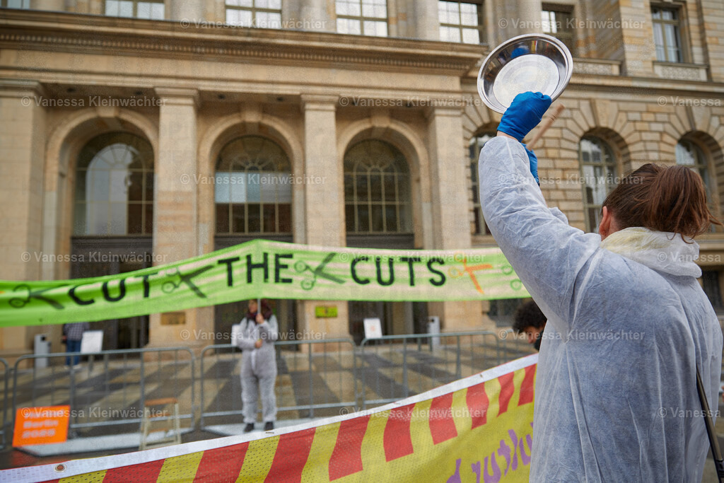 251114_SaveOurStudios_AGH_12 | Mit einer Lärmdemo und dem Durchschneiden eines Banners mit der Aufschrift "Cut the cuts" protestieren Künstler*innen am 14.11.2025 vor dem Berliner Abgeordnetenhaus gegen finanzielle Kürzungen in ihrem Bereich. - Realisiert mit Pictrs.com