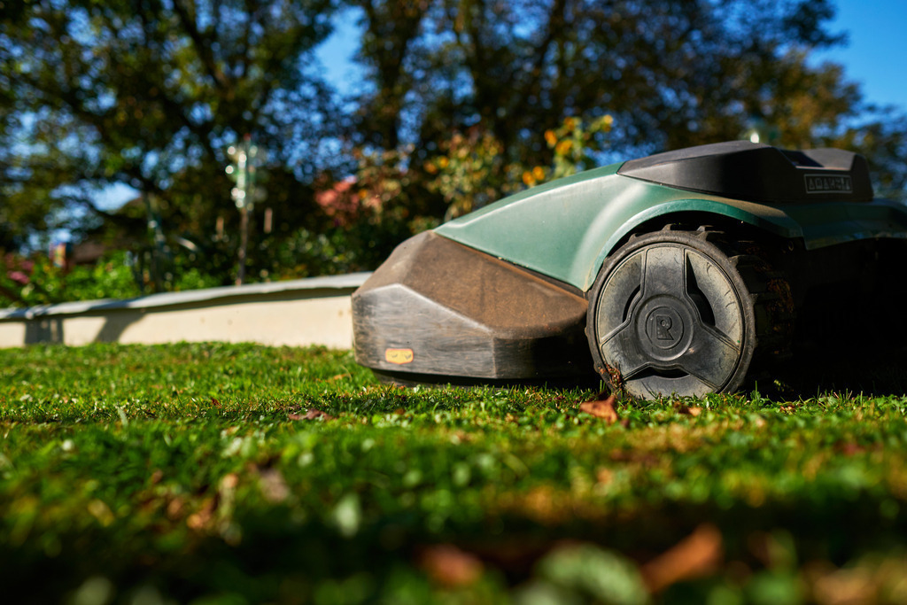 Rasenrobotor fährt seine Runde im Rasen | Burgenland, Austria - September 23, 2019: Rasenrobotor fährt seine Runde im Rasen. - Realisiert mit Pictrs.com