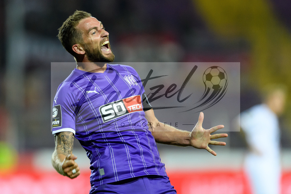 OSNVKO20210906_38 | Fussball, Herren: Marc Heider (VfL Osnabrueck) Torjubel, jubelt nach seinem Treffer zum 1:0 beim Spiel der 3. Liga zwischen VfL Osnabrueck und FC Viktoria Koeln im Stadion an der Bremer Bruecke am 06.09.2021 in Osnabrueck, Deutschland.DFB / DFL REGULATIONS PROHIBIT ANY USE OF PHOTOGRAPHS AS IMAGE SEQUENCES AND/OR QUASI-VIDEO. - Realisiert mit Pictrs.com