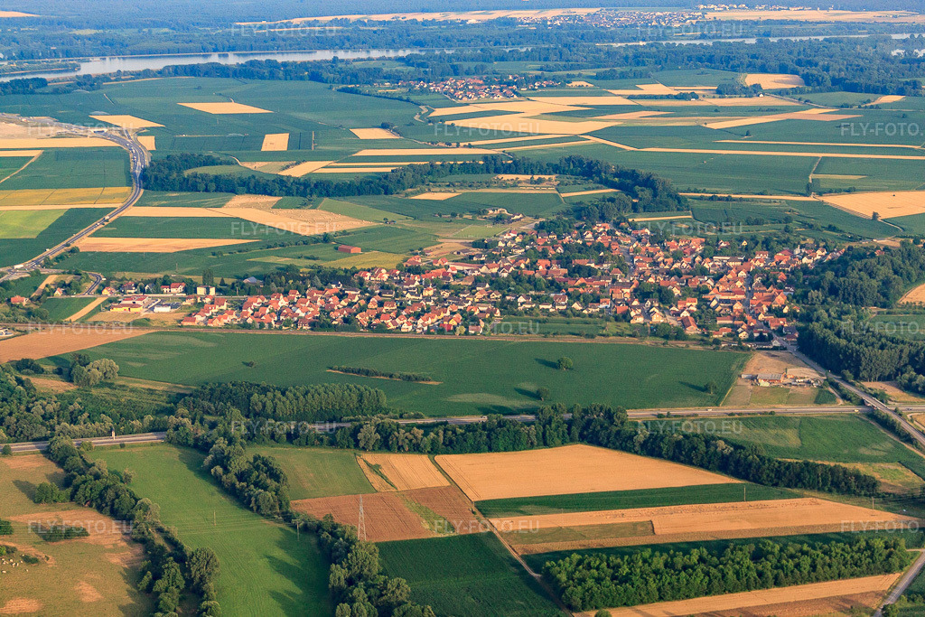 Vue aérienne: Vue de la ville depuis le nord-est à Roppenheim dans le département Bas Rhin, France – .Photo: IMG_30587.jpg prise le 09/07/2010 par Werner Riehm/FLY-FOTO.eu – Résolution de l'original: 4752 x 3168 px