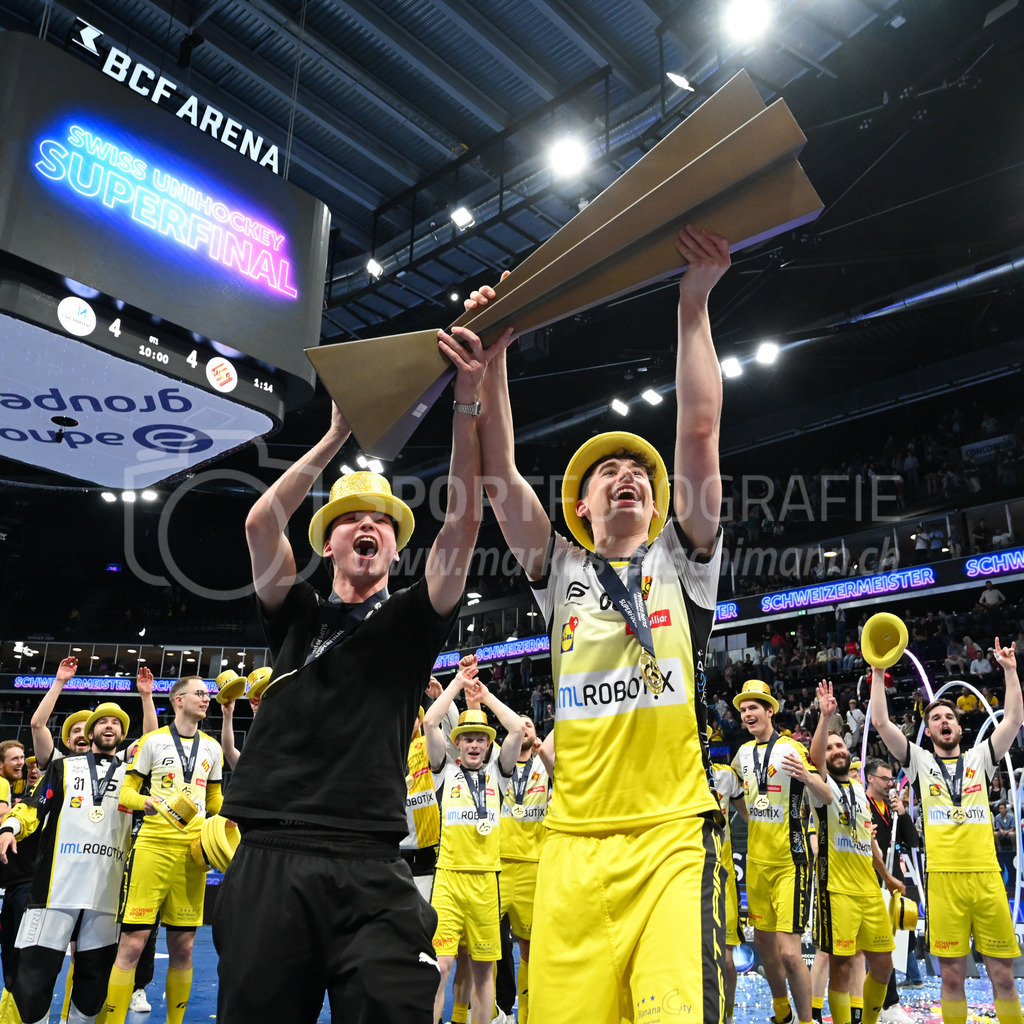 Zug United - HC Rychenberg - 25. April 2026 | Loic Ammann und Kimmo Reich (#66 HC Rychenberg Winterthur) mit Pokal am L-UPL Superfinal-Spiel zwischen Zug United und HC Rychenberg am 25. April 2026 in der BCF Arena, Fribourg, Schweiz.Bild: Sportfotografie Markus Aeschimann | www.markus-aeschimann.ch - Realisiert mit Pictrs.com
