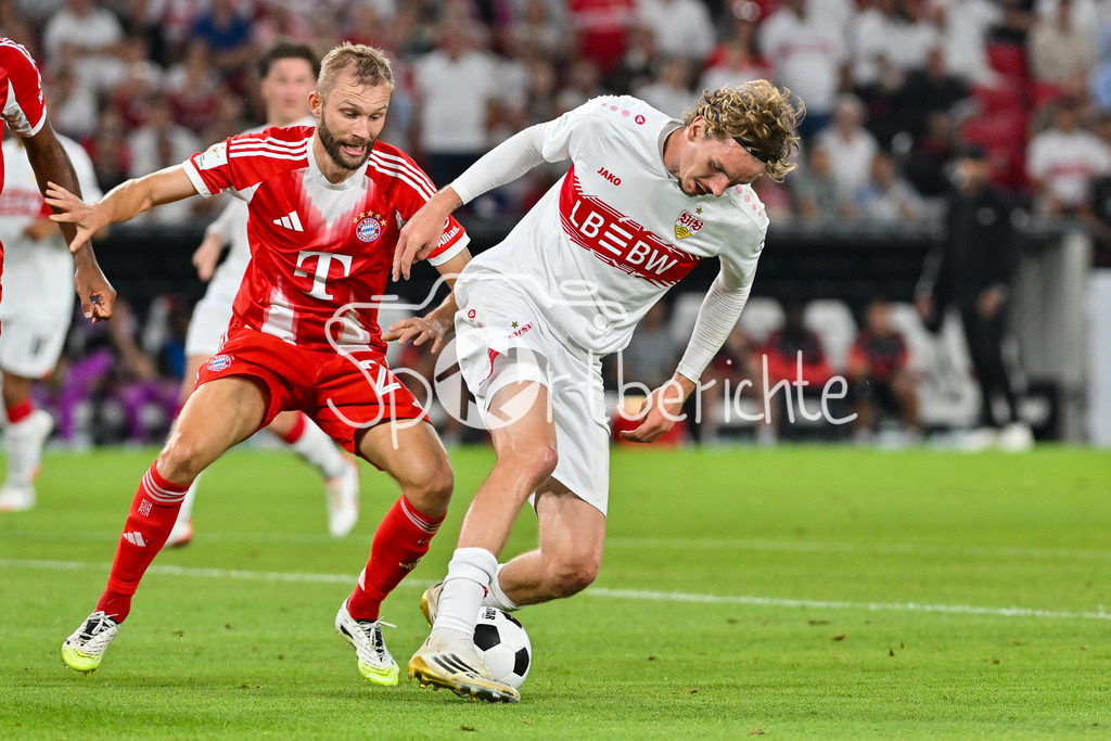 VfB Stuttgart - FC Bayern München | im Duell Konrad LAIMER (FC Bayern Muenchen 27) und Nick WOLTEMADE (VfB Stuttgart 11) / Zweikampf / Franz-Beckenbauer Supercup: VfB Stuttgart - FC Bayern München; MHP Arena am 16.08.2025