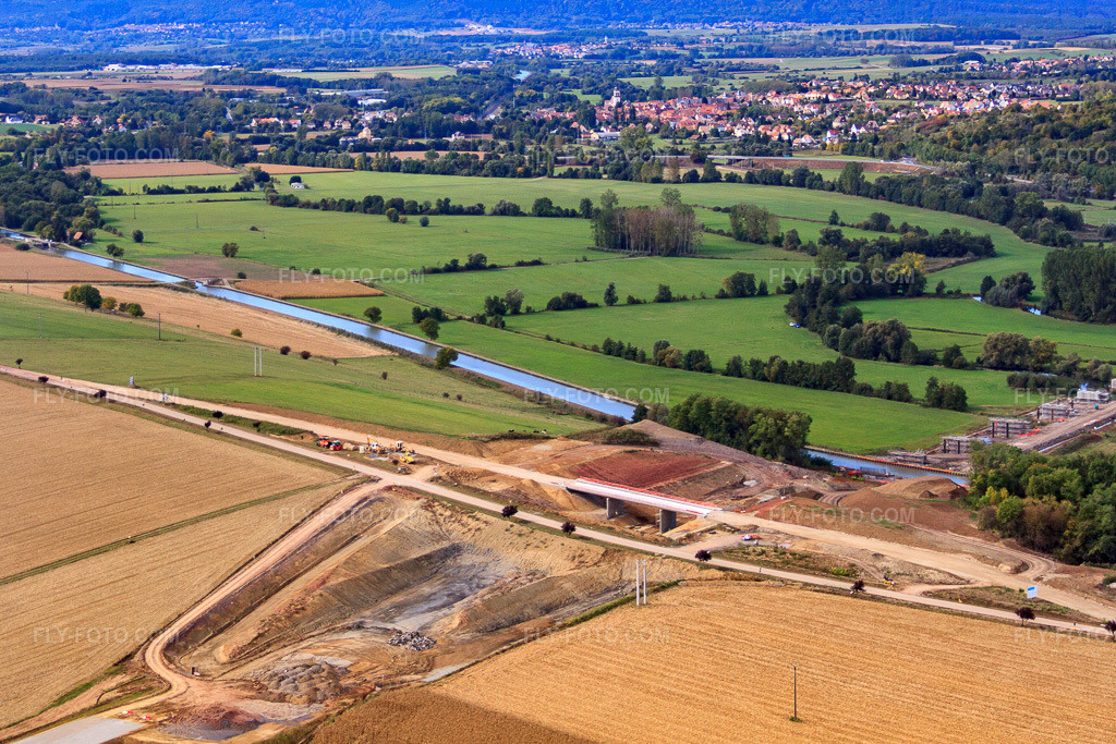 Aerial view: Construction site for the Zorn Viaduct of the TGV line over the Marne-Rhine Canal in Lupstein in the state Bas-Rhin, France. – Photo: IMG_53587.jpg taken on 09/30/2012 by Werner Riehm/FLY-FOTO.com – Resolution of the original: 3885 x 2590 px