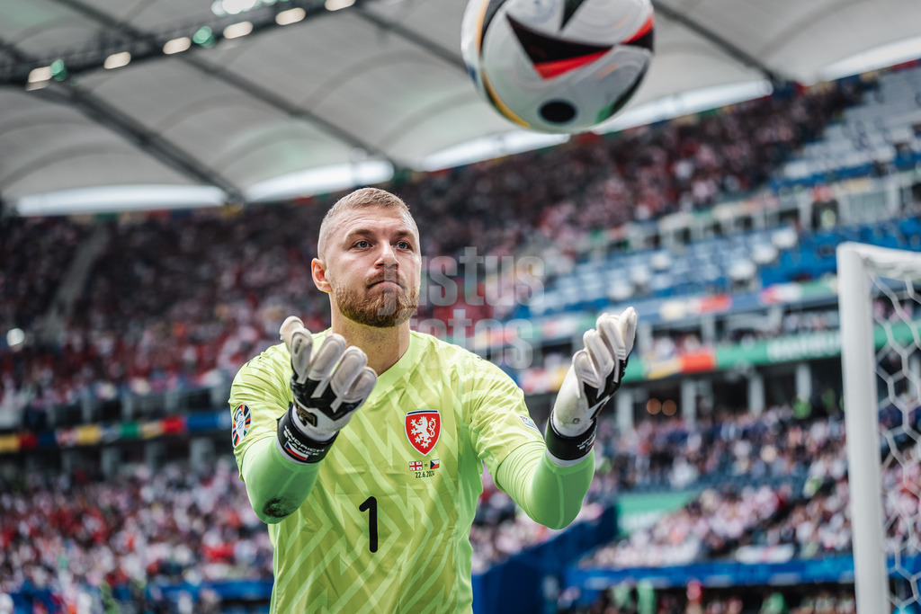 Fußball | Herren | UEFA-Fußball-Europameisterschaft 2024 | Gruppe F | Georgien vs. Tschechien | 22.06.2024 | Jindrich Stanek (#1, Tschechien) bekommt den Ball