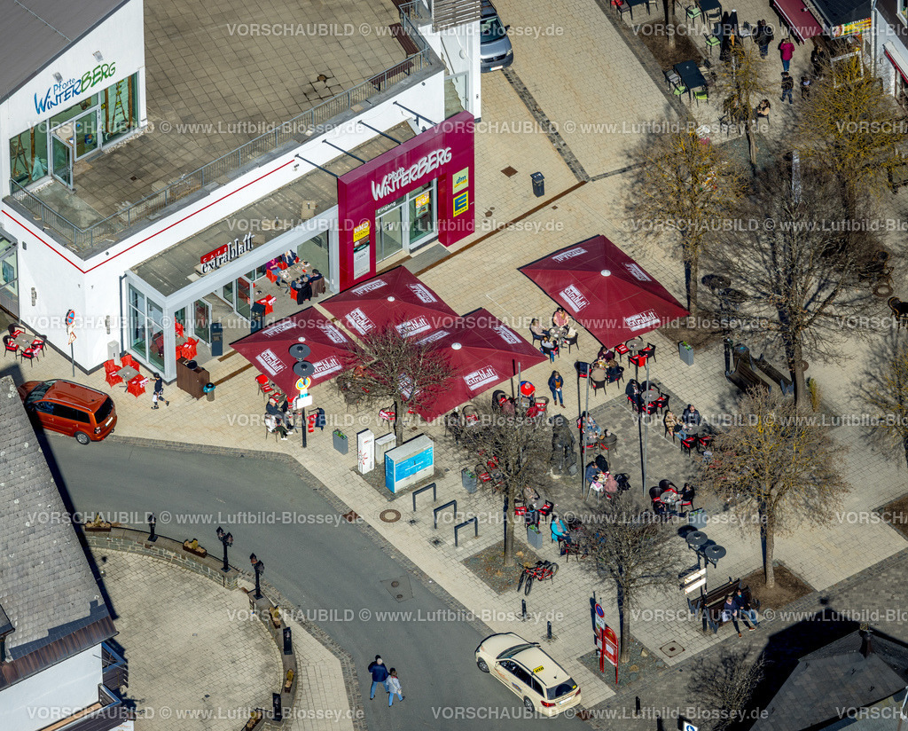 Winterberg220303445 | Luftbild, Außengastronomie am Cafe Extrablatt, Winterberg, Sauerland, Nordrhein-Westfalen, Deutschland