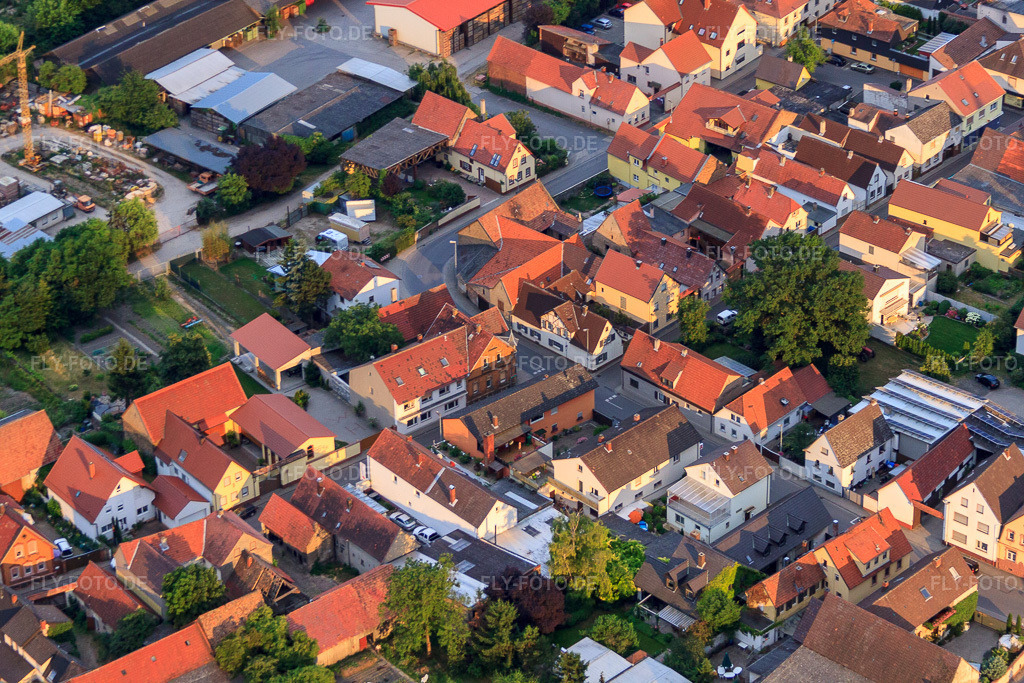 Luftbild: Roxheimer Straße im Ortsteil Bobenheim in Bobenheim-Roxheim im Bundesland Rheinland-Pfalz in Deutschland. Foto: IMG_69121.jpg vom 24.06.2014 durch Werner Riehm/FLY-FOTO.deAuflösung des Originals: 4752 x 3168 px