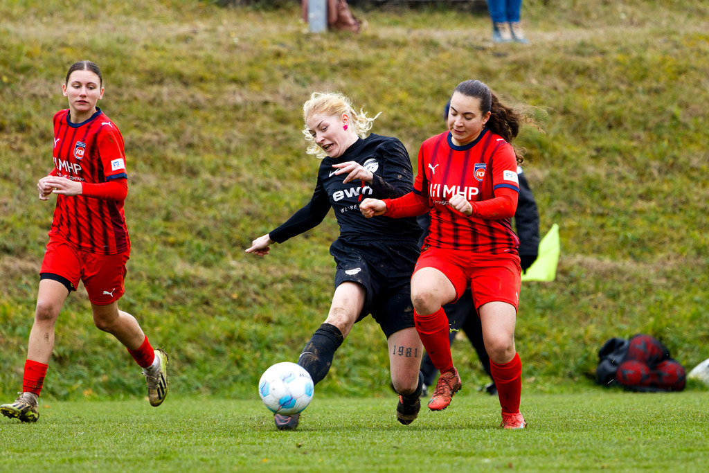 HOHFCH_251109_7909 | 1.FC Heidenheim 1846 II vs. GAST, Fußball, Frauen, Bezirksliga, 2025/2026, X. Spieltag, 03.10.2025 in Heidenheim, Kunstrasen b. Voith-Arena West(Foto: Michael Bulling) - Realisiert mit Pictrs.com