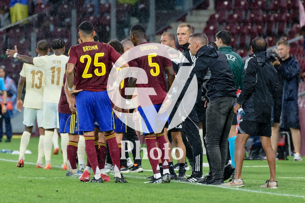 UEFA Conference League Play-offs 2nd leg - Servette FC v FC Shakhtar Donetsk | Jocelyn Gourvennec (Coach Servette FC) speaks with his team and Gael Ondoua (5 Servette FC) Dylan Bronn (25 Servette FC) during a break during the UEFA Conference League Play-offs 2nd leg match between Servette FC and FC Shakhtar Donetsk at Stade de Geneve in Geneva, Switzerland