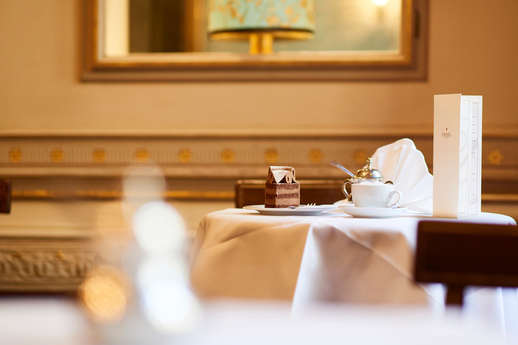 Demel K. u. K. Hofzuckerbäcker | Wien, Austria - August 09, 2017: Demel K. u. K. Hofzuckerbäcker; Anna Torte und Melange im Salon. - Realisiert mit Pictrs.com