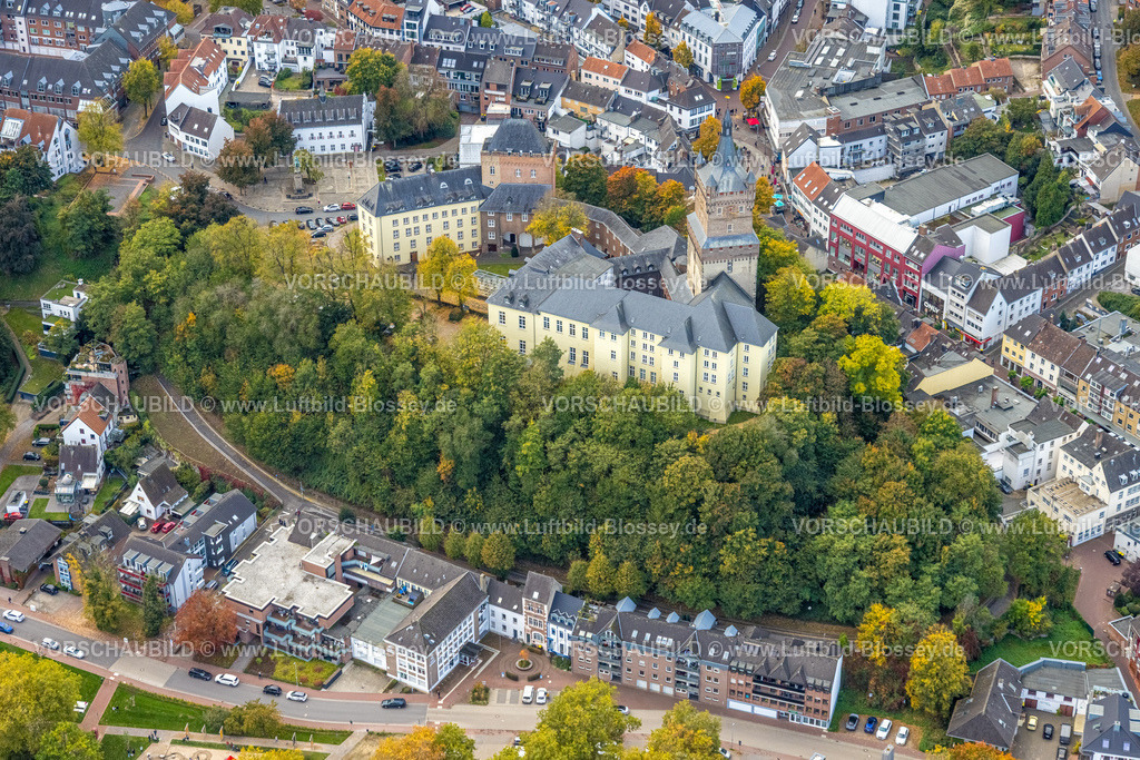 Kleve251005833 | Luftbild, Schwanenburg, historische Sehenswürdigkeit umgeben von herbstlichen Bäumen, Schwanenturm mit geologischem Museum, Kleve, Niederrhein, Nordrhein-Westfalen, Deutschland