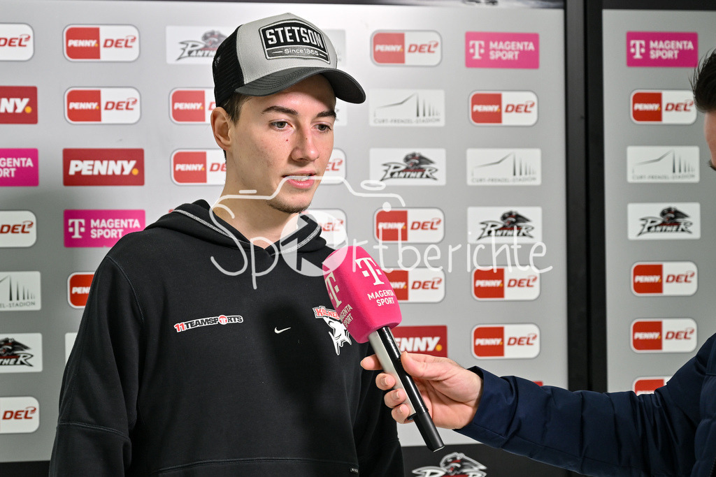 Augsburger Panther - Kölner Haie | Beim Interview von MagentaSport Kevin NIEDENZ (Koelner Haie #46) / Einzelfoto / Freisteller / DEL: Augsburger Panther - Koelner Haie, Curt Frenzel Stadion am 02.03.2025