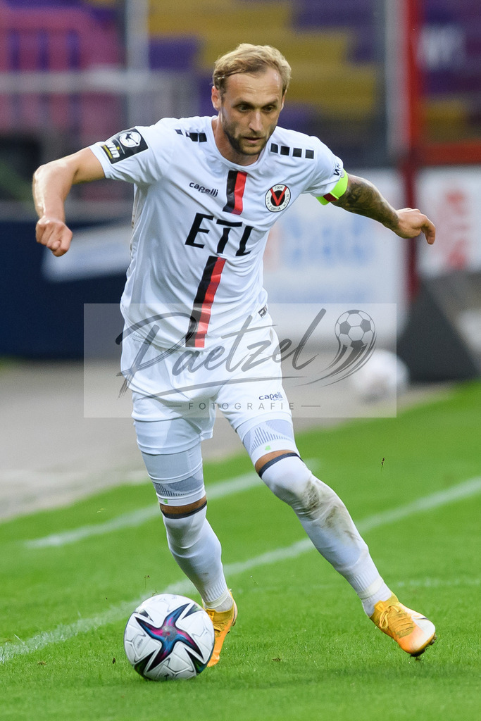 OSNVKO2021090620210906_136 | Fussball, Herren: Marcel Risse (FC Viktoria Koeln) in Aktion, am Ball, Einzelaktion beim Spiel der 3. Liga zwischen VfL Osnabrueck und FC Viktoria Koeln im Stadion an der Bremer Bruecke am 06.09.2021 in Osnabrueck, Deutschland.DFB / DFL REGULATIONS PROHIBIT ANY USE OF PHOTOGRAPHS AS IMAGE SEQUENCES AND/OR QUASI-VIDEO. - Realisiert mit Pictrs.com