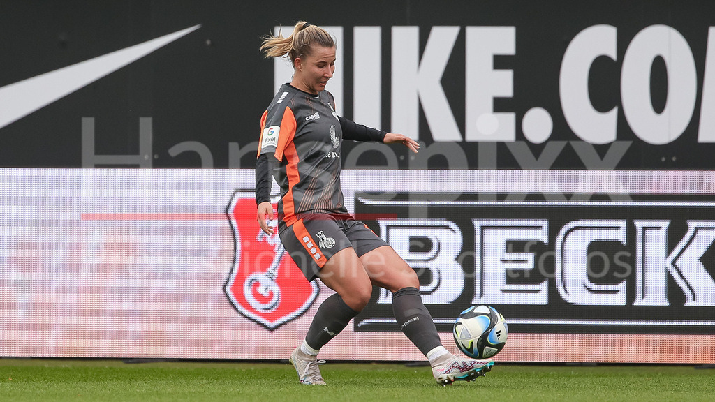 Fussball, Google Pixel Frauen-Bundesliga, VfL Wolfsburg - MSV Duisburg | v.li.: Meret Günster (MSV Duisburg, 10) am Ball, Freisteller, Einzelbild, Ganzkörper, Aktion, Action, Spielszene, DIE DFB-RICHTLINIEN UNTERSAGEN JEGLICHE NUTZUNG VON FOTOS ALS SEQUENZBILDER UND/ODER VIDEOÄHNLICHE FOTOSTRECKEN. DFB REGULATIONS PROHIBIT ANY USE OF PHOTOGRAPHS AS IMAGE SEQUENCES AND/OR QUASI-VIDEO.
