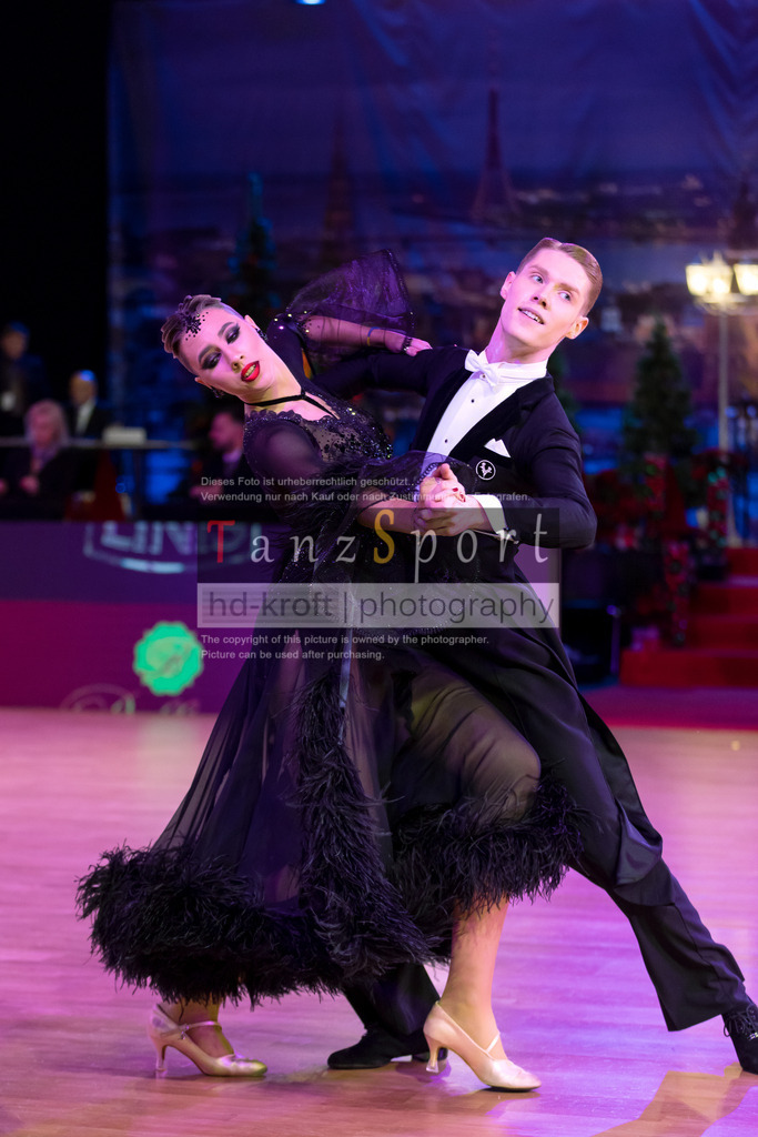 20241215_WDSF_Int_Open_Std-Riga-8868 | Tanzsportbilder, Standardtanz, Lateintanz, WDSF, DTV, LTVB, dancecomp, goc, hessen tanzt, blaues band der spree, walzer, tango, wiener walzer, slowfox, quickstepp, samba, rumba, cha-cha-cha, paso doble. jive, hd-kroft photography, turniertanzsport