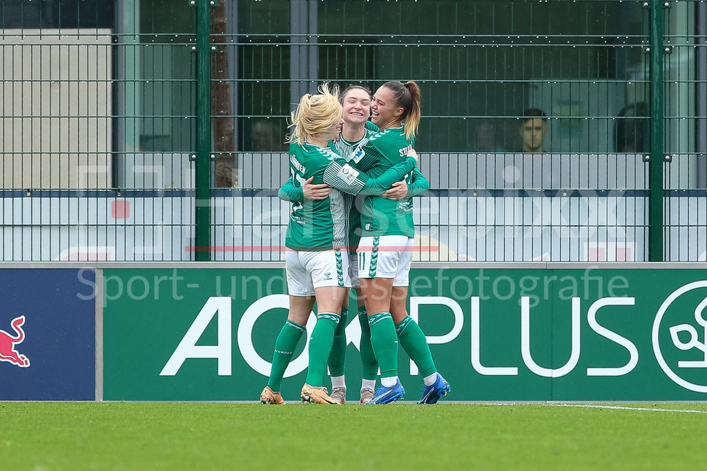 Fussball, Google Pixel Frauen-Bundesliga, RB Leipzig - SV Werder Bremen | v.li.: Nina Lührßen (SV Werder Bremen, 27), Torschützin Sophie Weidauer (SV Werder Bremen, 9) und Maja Sternad (SV Werder Bremen, 11) mit Torjubel, Jubel, jubeln, jubelt, optimistisch, Spielszene, Highlight, Freude über das Tor zum 0:2, DIE DFB-RICHTLINIEN UNTERSAGEN JEGLICHE NUTZUNG VON FOTOS ALS SEQUENZBILDER UND/ODER VIDEOÄHNLICHE FOTOSTRECKEN. DFB REGULATIONS PROHIBIT ANY USE OF PHOTOGRAPHS AS IMAGE SEQUENCES AND/OR QUASI-VIDEO.