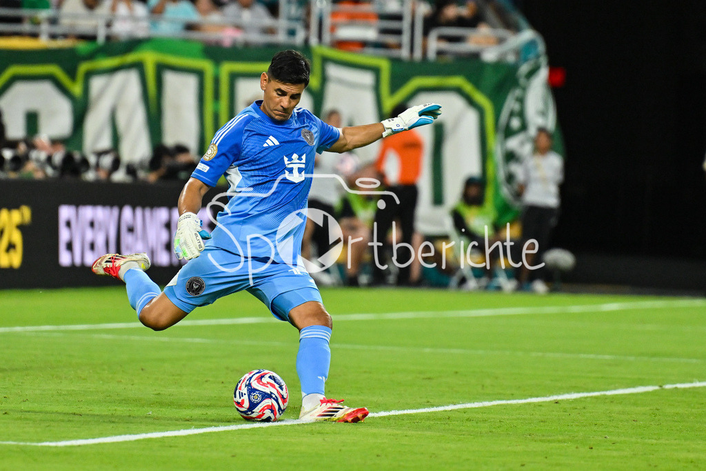 Inter Miami CF - Palmeiras Sao Paulo | am BAll Oscar USTARI (Inter Miami 19) / Einzelfoto / Freisteller / FIFA Club World Cup: Inter Miami CF - Palmeiras Sao Paulo, Hard Rock Stadium am 23.06.2025 / NOT FOR SALE IN USA