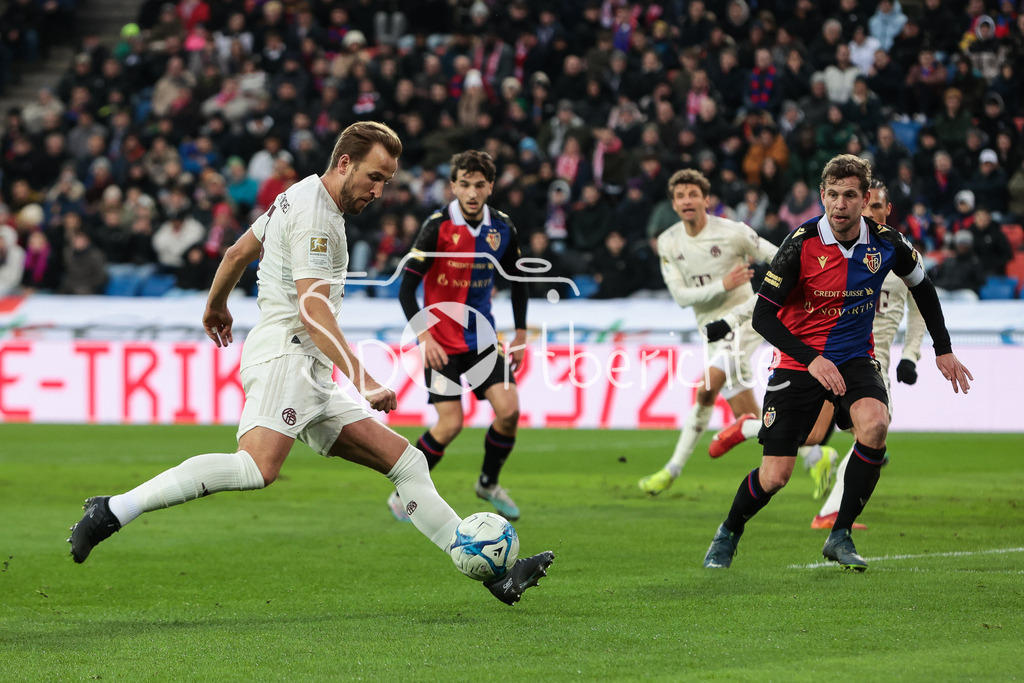 FC Basel - FC Bayern München | Harry KANE (FCB #9) im Duell mit Fabian FREI (Basel (#20) / Zweikampf