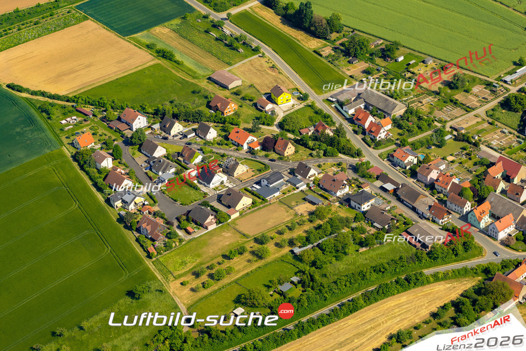 Das Luftbild zeigt Dipbach Untereisenheimer strasse Bergtheim - Die Luftaufnahme wurde 2023 vom UL-Flugzeug aus erstellt ( keine Drohne ) - Hochauflösende Luftaufnahme - Für grossformatige Ausdrucke geeignet. Die Geschenkidee !Mit Lizenz und Bildrechte bestellbar