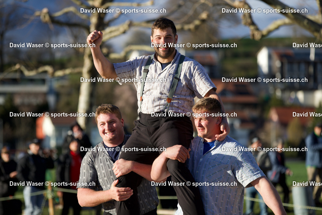 Le vainqueur Ramseier Fritz et les deux finalistes Gasser Dominik ___ - Zaugg Lars __ _ l_Abendschwinget- F_te nocturne Tafers le samedi 01.04.23 (Photos EdelweissPointShoot Waser David) (2) | sports-suisse.ch