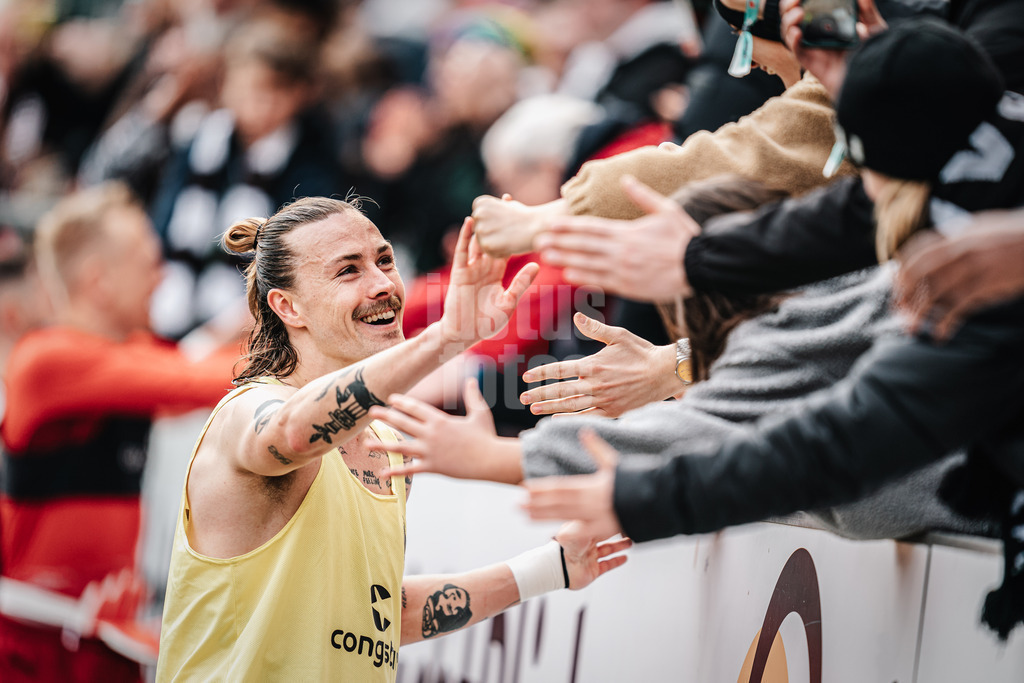 Fußball | Männer | Saison 2023/2024 | 2. Fußball-Bundesliga | 27. Spieltag | FC St. Pauli vs. SC Paderborn 07 | 31.03.2024 | Jackson Irvine (#7, FC St. Pauli) klatscht mit den Fans ab