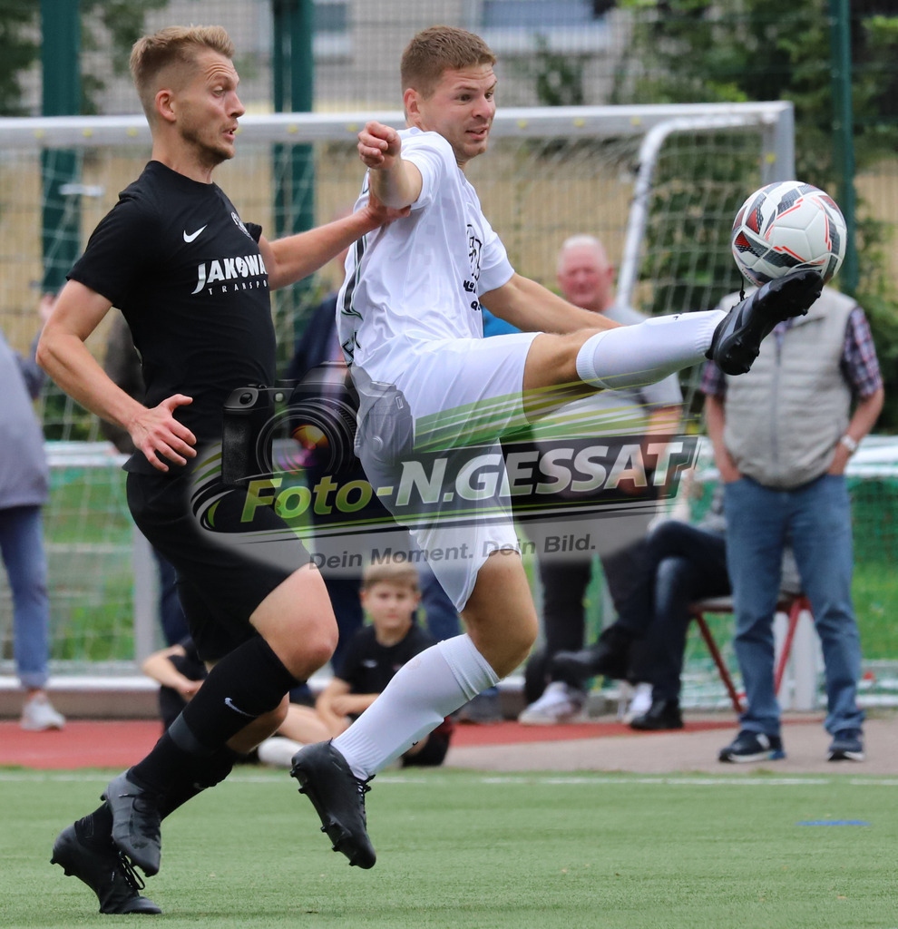 SC Bünde - BV 21 Stift-Quernheim | Auf dem Bild zu sehen: weiß SC Bünde: Dennis Grzesik ; schwarz BV 21 Stift-Quernheim: Florian Laege SC Bünde, BV 21 Stift-Quernheim, Fistelmann Supercup, Hunnebrock, Deutschland  - Realisiert mit Pictrs.com