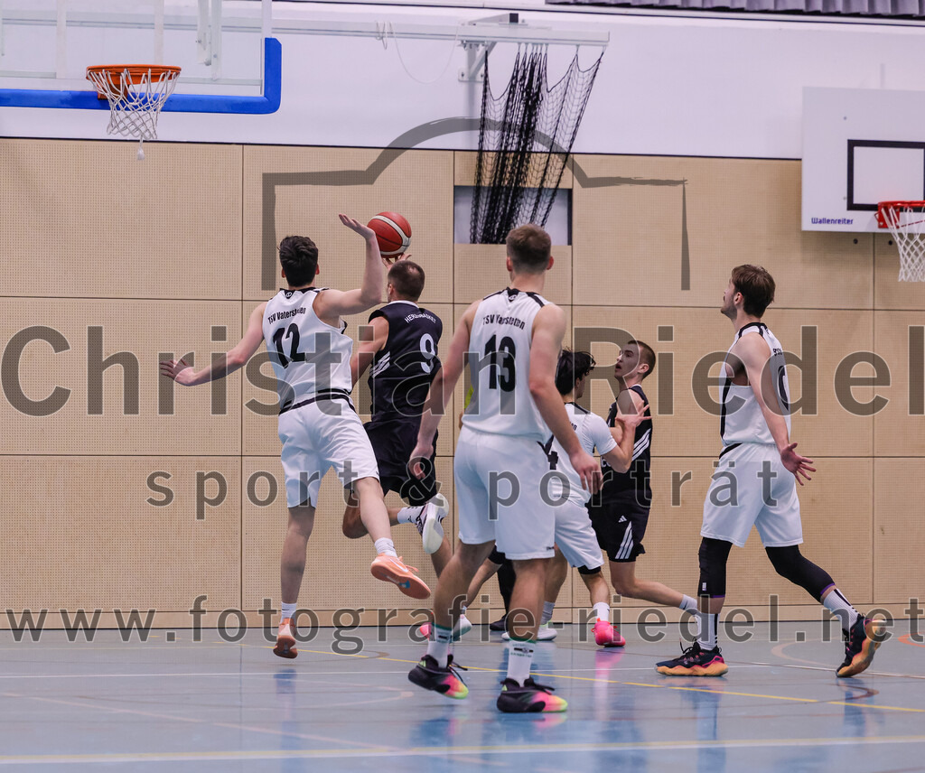 2026-01-31_050_TSV_Vaterstetten_gegen_TS_Herzogenaurach | Vaterstetten, Deutschland, 31.01.2026:Basketball, 2. Regionalliga Süd 2025 / 2026, 14. Spieltag, TSV Vaterstetten gegen TS Herzogenaurach, Endergebnis: 71:70Maximilian Metzger (TSV Vaterstetten, #12), K. Huber (TSV Vaterstetten, #13)Foto: Christian Riedel / fotografie-riedel.net