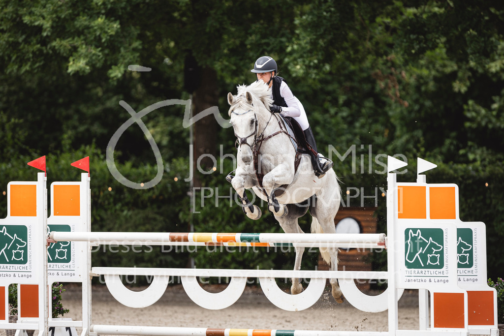 250622_Lemwerder_M2-SprmstAnf-815 | Deine schönsten Turniermomente als professionelle Fotos! Entdecke hochwertige Pferdesport-Fotografie im Online-Shop. Jetzt Fotos finden & bestellen!