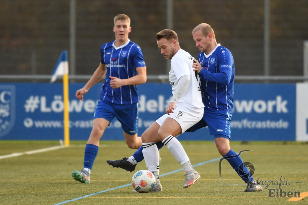 FC Rastede-WSC Frisia | Herren Bezirksliga 2; FC Rastede (blau)-WSC Frisia Wilhelmshaven (weiß) am 30.11.2025 in Rastede (Sportanlage Köttersweg); Photo: Philip Eiben 2025 - Realized with Pictrs.com