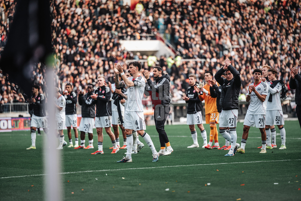 Fußball | Männer | Saison 2025/2026  | Fußball-Bundesliga | 25. Spieltag | FC St. Pauli vs. Eintracht Frankfurt | 08.03.2026 | Frankfurt applaudiert nach dem Spiel den Fans, in der Mitte Robin Koch (#4, Eintracht Frankfurt)