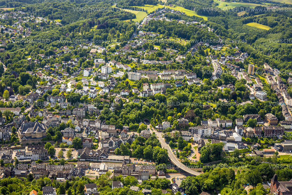 Velbert250600813Langenberg | Luftbild, Stadtansicht Eckeshagen mit Tunnel Velbert-Langenberg an der Dr.-Hans-Karl-Glinz-Straße Ecke Hauptstraße, historisches Bürgerhaus, Langenberg, Velbert, Ruhrgebiet, Nordrhein-Westfalen, Deutschland