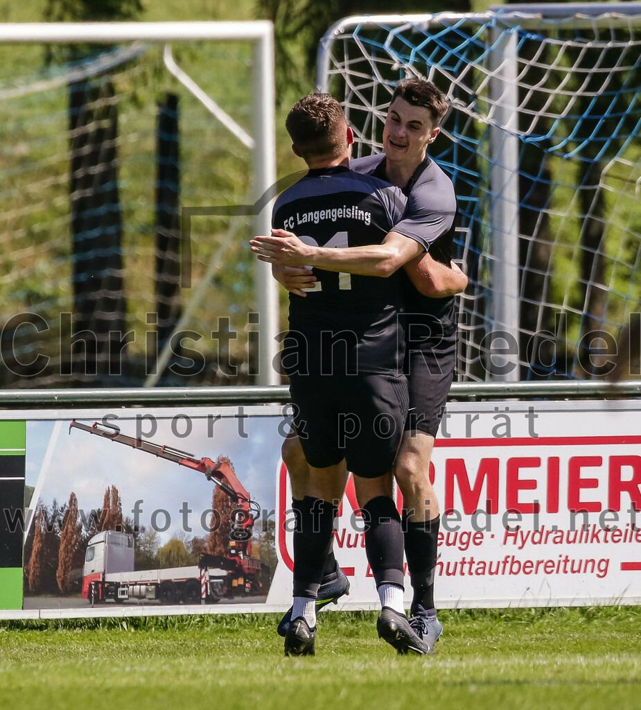 2023-08-12_104_FC_Langengeisling_gegen_ESV_Freilassing | Erding, Deutschland, 12.08.2023:
Fußball, Bezirksliga Oberbayern Ost 2023 / 2024, 4. Spieltag, FC Langengeisling gegen ESV Freilassing, Endergebnis: 2:1

Jubel nach dem 1:0 durch Paul Bucher (FC Langengeisling, #18)
David Riederle (FC Langengeisling, #21), Paul Bucher (FC Langengeisling, #18)

Foto: Christian Riedel / fotografie-riedel.net