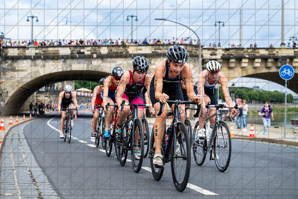 DIE FINALS 2025 | Dt. Triathlon Meisterschaft Damen | Auf dem Rad unterwegs in Elbflorenz //  02.08.25: DIE FINALS 2025 | Dt. Triathlon Meisterschaft Damen / Dresden / Deutschland  //   CREDIT:www.bullenfotos.de, Martin König, Hörner Weg 40, D-49078 Osnabrück, +4917663732967 // Nutzung und Weitergabe nur zu den vereinbarten Zwecken. Presseanfragen an Ersteller. Alle Rechte beim Ersteller. Honorierung nach MFM. - Realisiert mit Pictrs.com