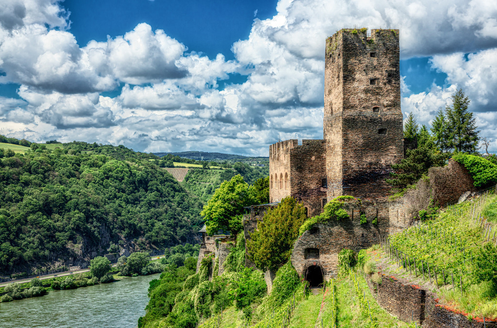 Die Burg Gutenfels im oberen Mittelrheintal,in Kaub am Rheinsteig | Bei der abgebildeten Burg handelt es sich um Burg Gutenfels, die oberhalb der Stadt Kaub am Rhein liegt. Die Höhenburg wurde im 13. Jahrhundert erbaut und diente als Zollburg.Sie liegt im UNESCO-Weltkulturerbe Oberes Mittelrheintal.Gegenüber, mitten im Rhein, liegt die Inselburg Pfalzgrafenstein.Die Burg ist heute in Privatbesitz und wird als Hotel genutzt. - Realisiert mit Pictrs.com