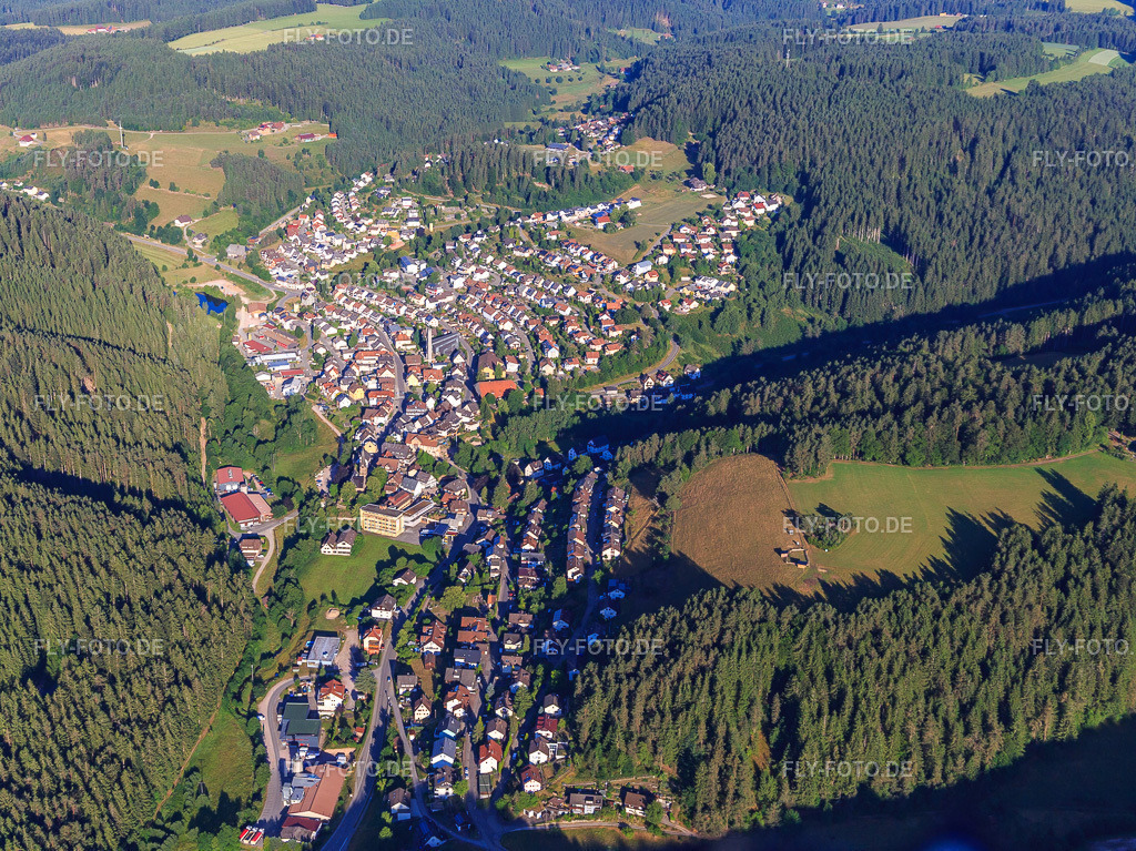 Ortsübersicht aus Osten | Luftbild: Ortsübersicht aus Osten im Ortsteil Tennenbronn in Schramberg im Bundesland Baden-Württemberg in Deutschland. Foto: IMG_149163.jpg vom 29.06.2025 durch Werner Riehm/FLY-FOTO.de - Realisiert mit Pictrs.com