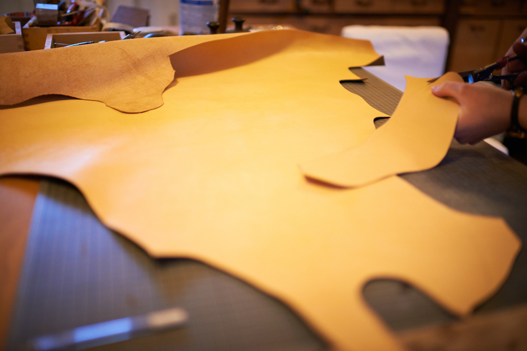 Zuschnitt Ledersohle | Kernhof, Austria - February 01, 2014: Schuhmanufaktur Pfaffenlehner; Zuschnitte für die Ledersohle. - Realisiert mit Pictrs.com