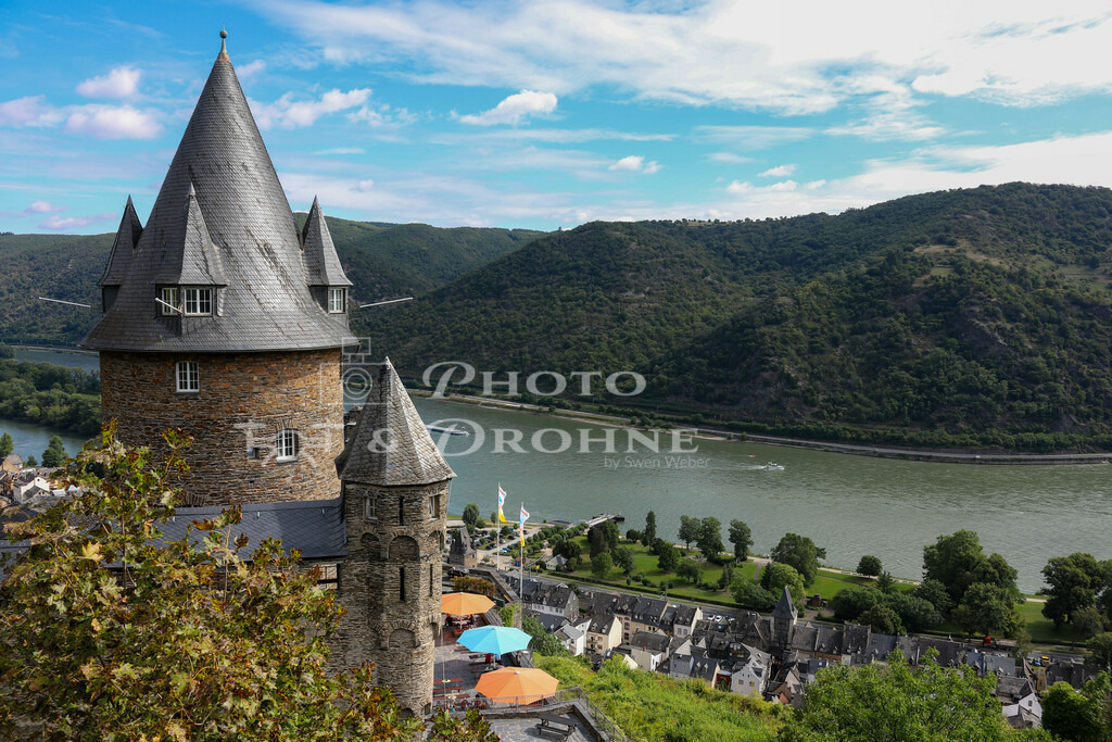 Bacharach-0585 | Die Burg Stahleck beherbergt eine der schönsten Deutschen Jugendherbergen. Bacharach ist bekannt für seine Fachwerkhäuser und den Weibau. - Realisiert mit Pictrs.com