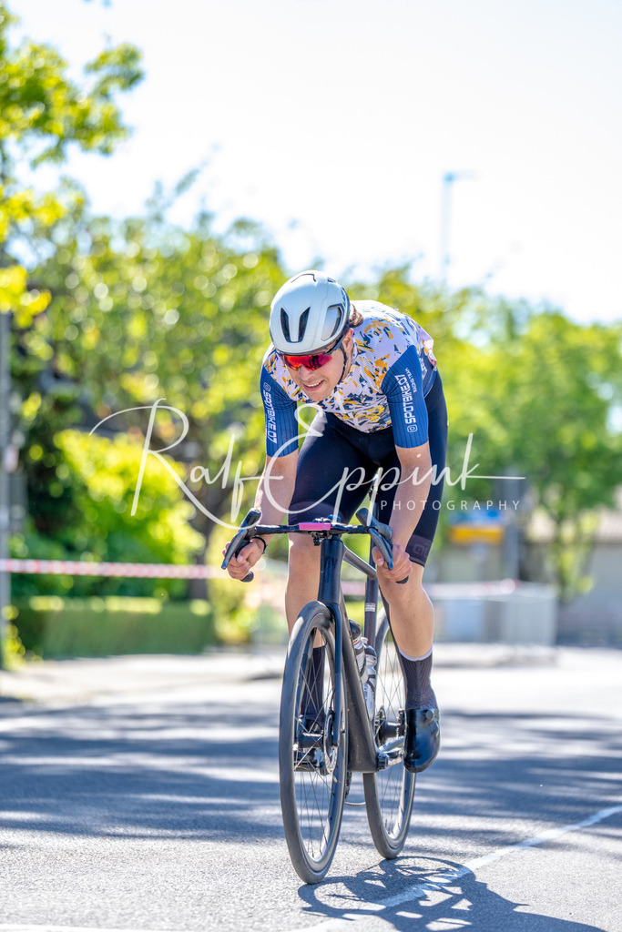 Spurt in den Mai 2026 - Großer Preis der Sparkasse Neuss | Annual one-day road cycling race "Großer Preis der Sparkasse Neuss" held in Büttgen, Germany, organized by VfR Büttgen 1912 e.V. The event features multiple races across all age categories from U11 youth to Elite men. - Realisiert mit Pictrs.com