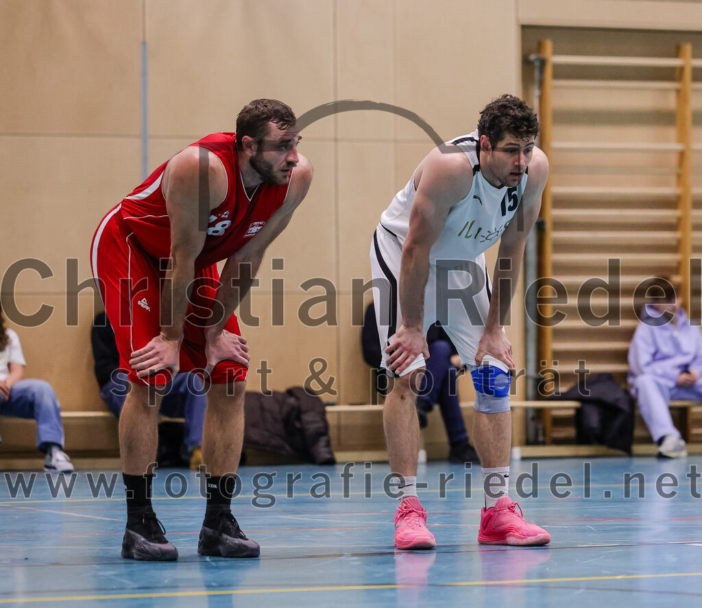 2025-12-06_025_TSV_Vaterstetten_gegen_MTV_1879_Muenchen | Vaterstetten, Deutschland, 06.12.2025:Basketball, 2. Regionalliga Süd 2025 / 2026, 9. Spieltag, TSV Vaterstetten gegen MTV 1879 München, Endergebnis: 58:83Christopher Herrmann (MTV 1879 München, #18), Leon Gottlöber (TSV Vaterstetten, #15)Foto: Christian Riedel / fotografie-riedel.net