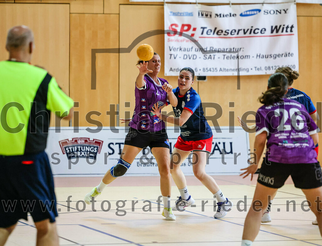 2023-10-14_069_SpVgg_Altenerding_gegen_HSG_Freising_Neufahrn_Damen | Erding, Deutschland, 14.10.2023:
Handball, Bezirksliga Frauen Altbayern 2023 / 2024, 3. Spieltag, SpVgg Altenerding II gegen HSG Freising-Neufahrn II, Endergebnis: 23:28

Grit Kschischow (SpVgg Altenerding, #2), Eduarta Krasnigi (HSG Freising-Neufahrn, #33)

Foto: Christian Riedel / fotografie-riedel.net