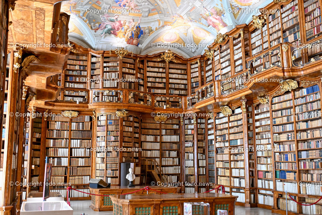 Stift St. Florian_ 08.08.023-24 | 08.08.2023, St. Florian, AUT, Augustiner Chorherrenstift St. Florian, im Bild Stiftsbibliothek St. Florian


Die Riesenbibel von St. Florian ist eine illustrierte mittelalterliche Handschrift aus dem 12. Jahrhundert. Sie misst 66 × 48 cm und umfasst 357 Pergamentblätter mit Bibeltext in lateinischer Sprache und prachtvollen Malereien. Damit zählt sie zu den bedeutenden Kunstwerken der Buchkunst der Romanik. Quelle: Wikipedia