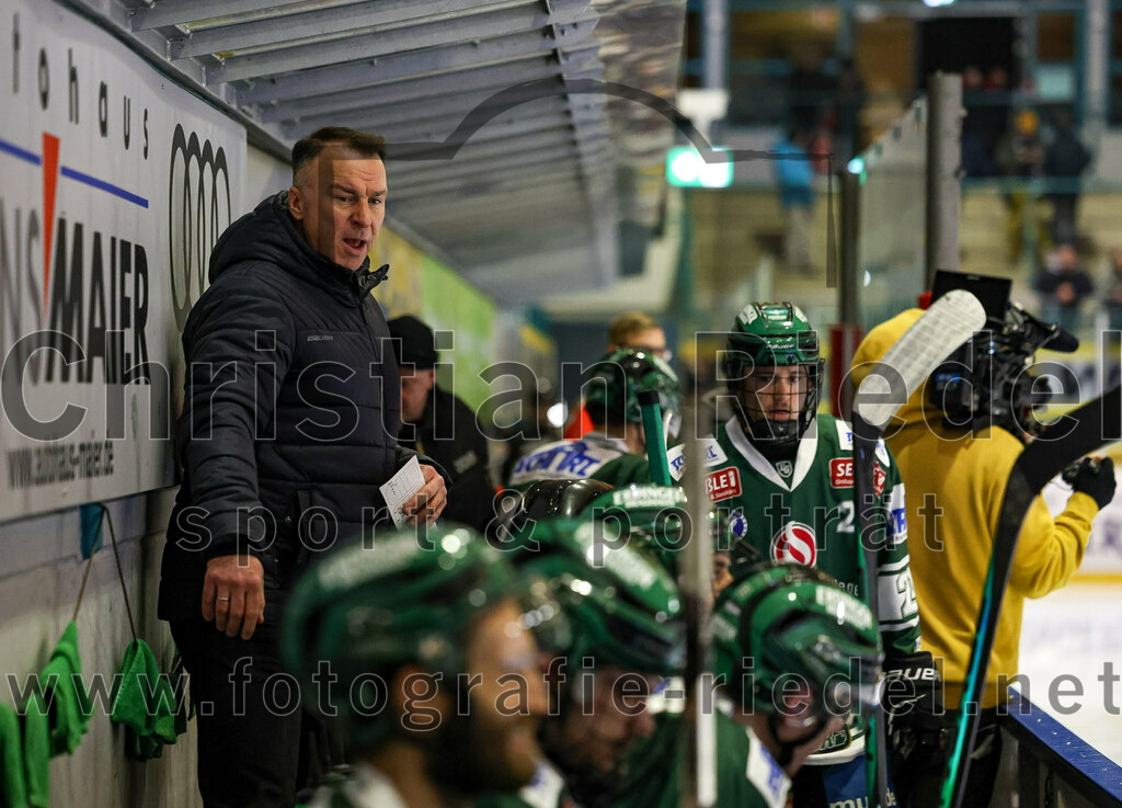 2024-01-26_073_TSV_Erding_gegen_HC_Landsberg | Erding, Deutschland, 26.01.2024:
Eishockey, Bayernliga Vorrunde 2023 / 2024, 28. Spieltag, TSV Erding gegen HC Landsberg, Endergebnis: 6:2

Teamchef Thomas Daffner (Erding Gladiators), Erik Modlmayr (Erding Gladiators, #21)

Foto: Christian Riedel / fotografie-riedel.net