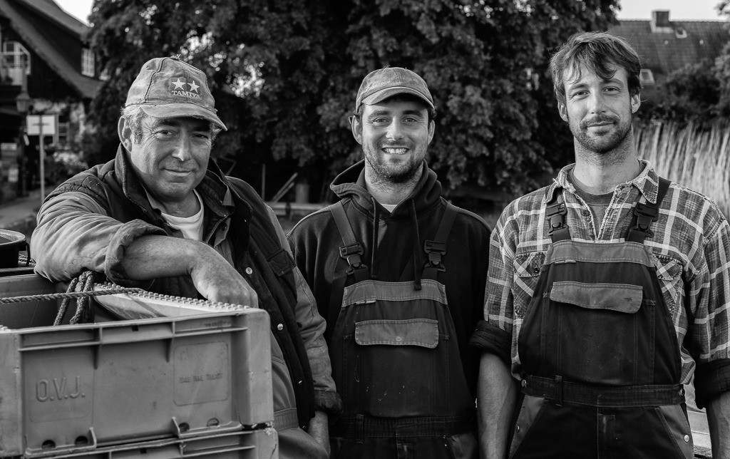 fischer-2020-091 | Jörn, Christian und Nils Ross (von links) sind Berufsfischer in Schleswig an der Schlei. In dem kleinen Familienbetrieb arbeiten Christian und Nils eng mit ihrem Vater zusammen, der auch 1. Ältermann der Holmer Fischerzunft ist. Die Familie Ross lebt und fischt seit Jahrhunderten an der Schlei. - Realisiert mit Pictrs.com