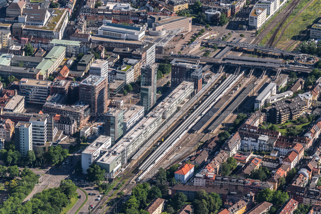 4034108 | FREIBURG IM BREISGAU 30.06.2020 Gebäude im Bereich des Hauptbahnhofes und Geschäftszentrum in Freiburg im Breisgau im Bundesland Baden-Württemberg, Deutschland. Weiterführende Informationen bei: DB Station &amp; Service AG. // Track progress and building of the main station of the railway in Freiburg im Breisgau in the state Baden-Wurttemberg, Germany. Further information at: DB Station &amp; Service AG. Foto: Gerhard Launer