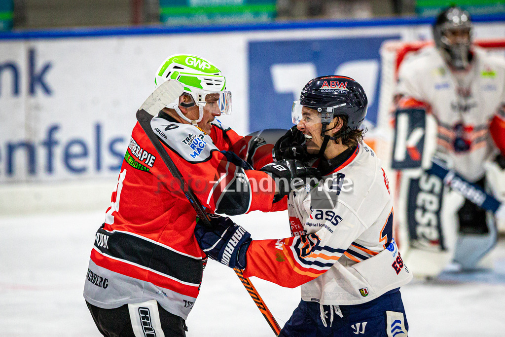 TSV Peißenberg Miners vs ESC Kempten SHARKS | Eishockey Bayernliga Vorbereitung 2024/2025, TSV Peißenberg Miners vs ESC Kempten SHARKS, 20241004,Kampf Florian SEELMANN (Miners 21) und Nikolai STREIF (SHARKS 13),2024-10-04 in Peißenberg (Eisstadion)Nikolai STREIF (SHARKS 13), Florian SEELMANN (Miners 21)Copyright: WolfgangxLindner