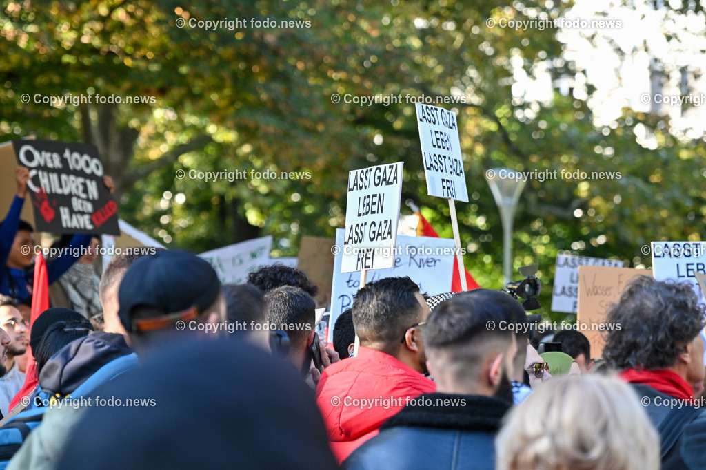 Demonstration_ Paleastina_ Linz_ 22.10.2023-26 | 22.10.2023, Linz, AUT, Demonstration Paleastina in Linz Volksgarten, im Bild Palästina, Gaza, Demoteilnehmer, Teilnehmer, Kundgebung, Plakate, Fahnen, Polizei, Beamte, Polizeifahrzeuge, Einsatzkraefte