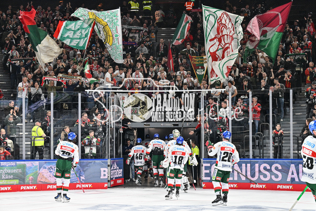EHC RB München - Augsburger Panther | Die Fans der Augsburger Panther verabschieden Ihr Team in Muenchen / Ultras / DEL: EHC RB Muenchen - Augsburger Panther, SAP Garden am 23.11.2024
